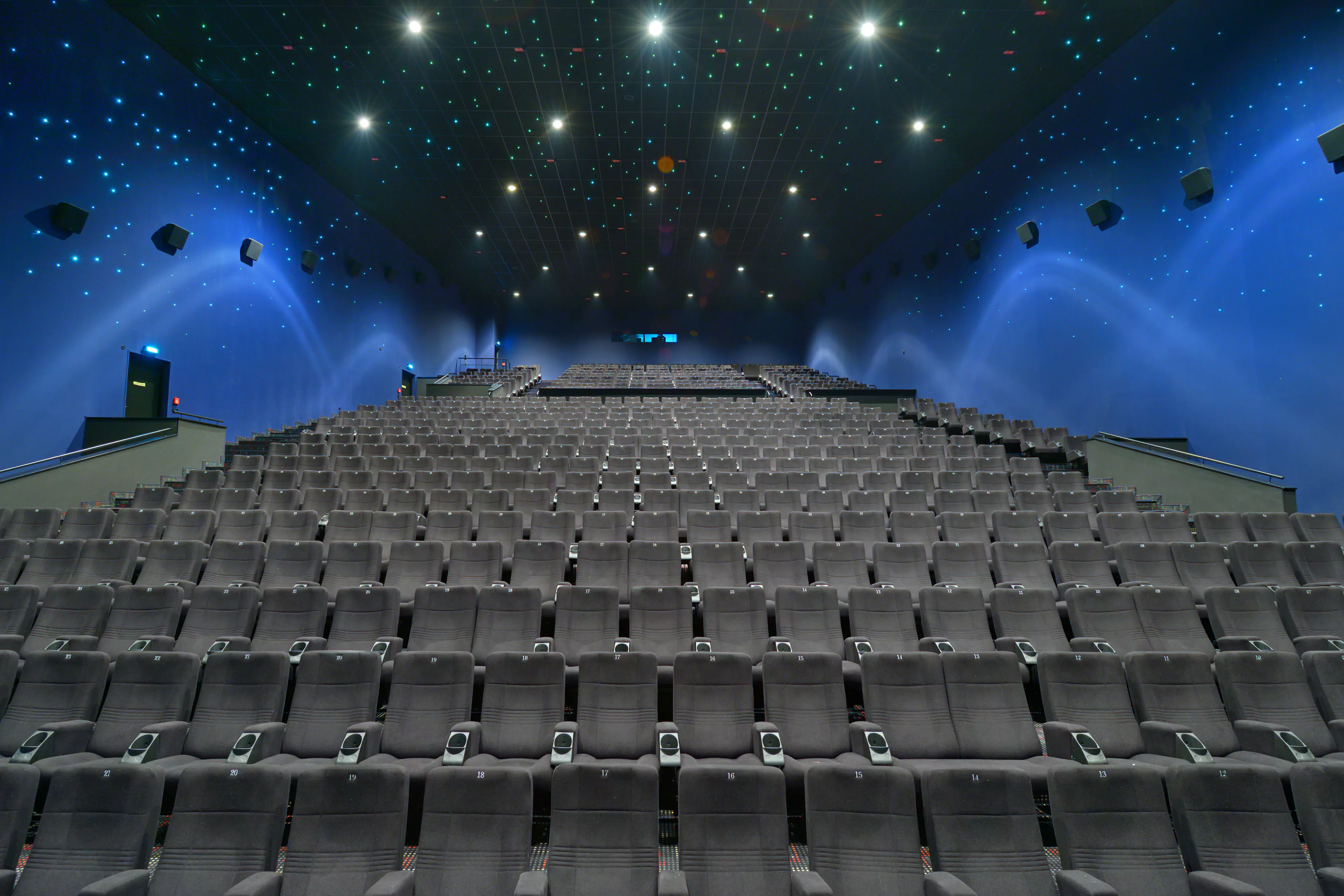 Le sedute per cinema di Monseat sono realizzate con materiali premium, garantendo resistenza e comfort durante lunghe proiezioni. Image