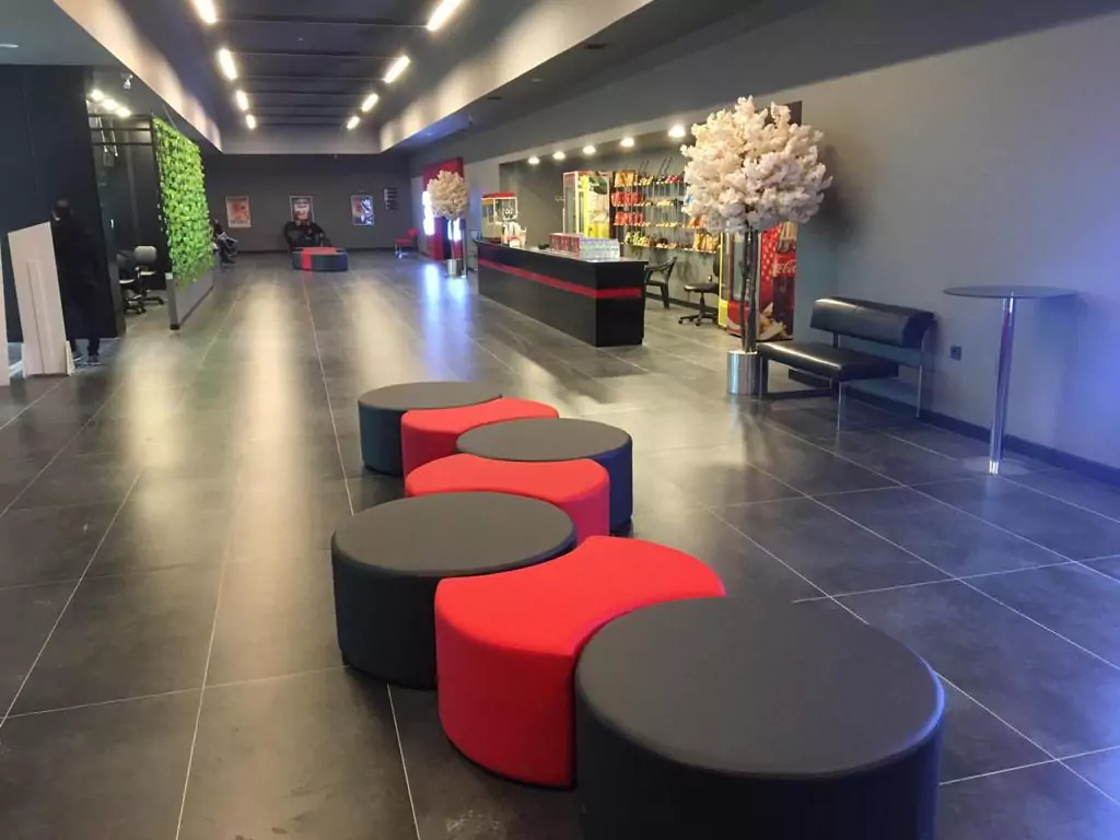 Le nostre sedute per aree d'attesa offrono comfort e durabilità, ideali per spazi pubblici come uffici, ospedali e aeroporti. Image