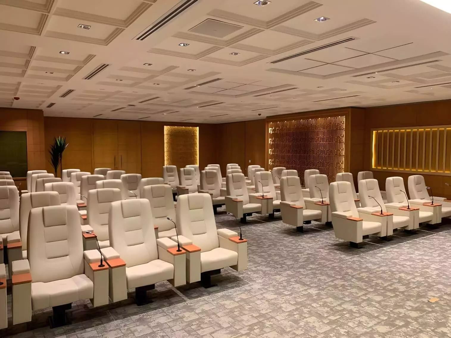 Le sedute per conferenze di Monseat sono perfette per riunioni aziendali e grandi eventi, con certificazioni europee per sicurezza e comfort. Image